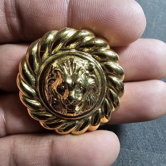 Vintage Iconic Lion Head Gold Tone Dome Button Shape 1.5” Scarf Clip Brooch show - Picture 7 of 8